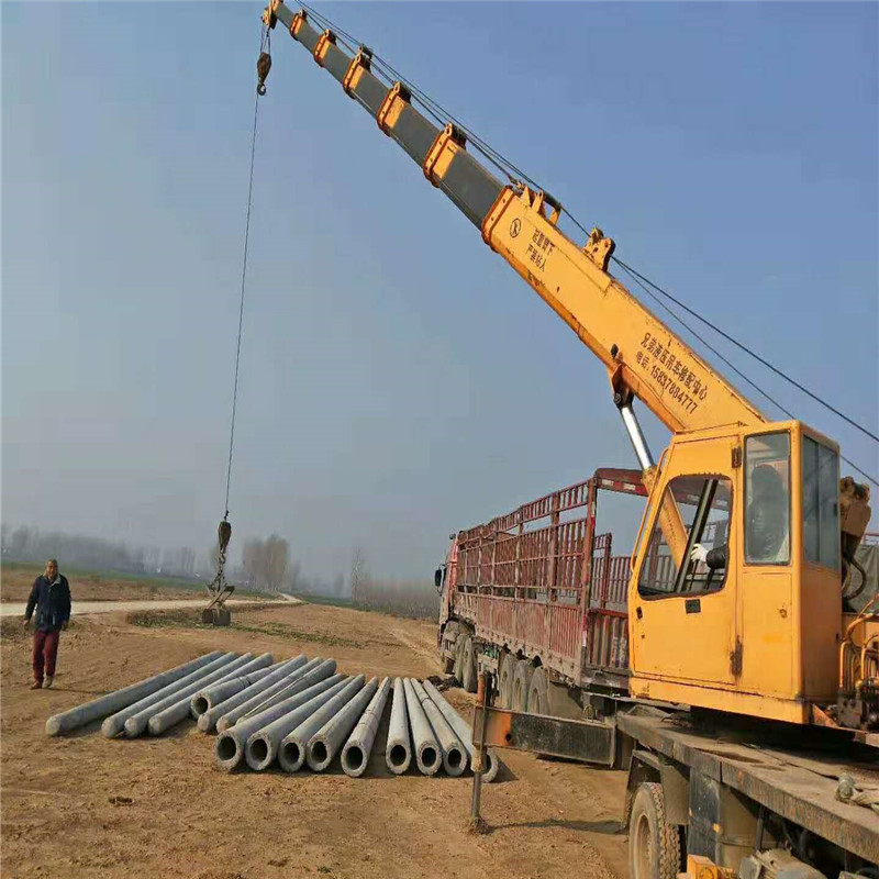 開封52根大十米電線桿一車40噸運(yùn)輸?shù)浆F(xiàn)場(chǎng)吊車自卸水泥桿